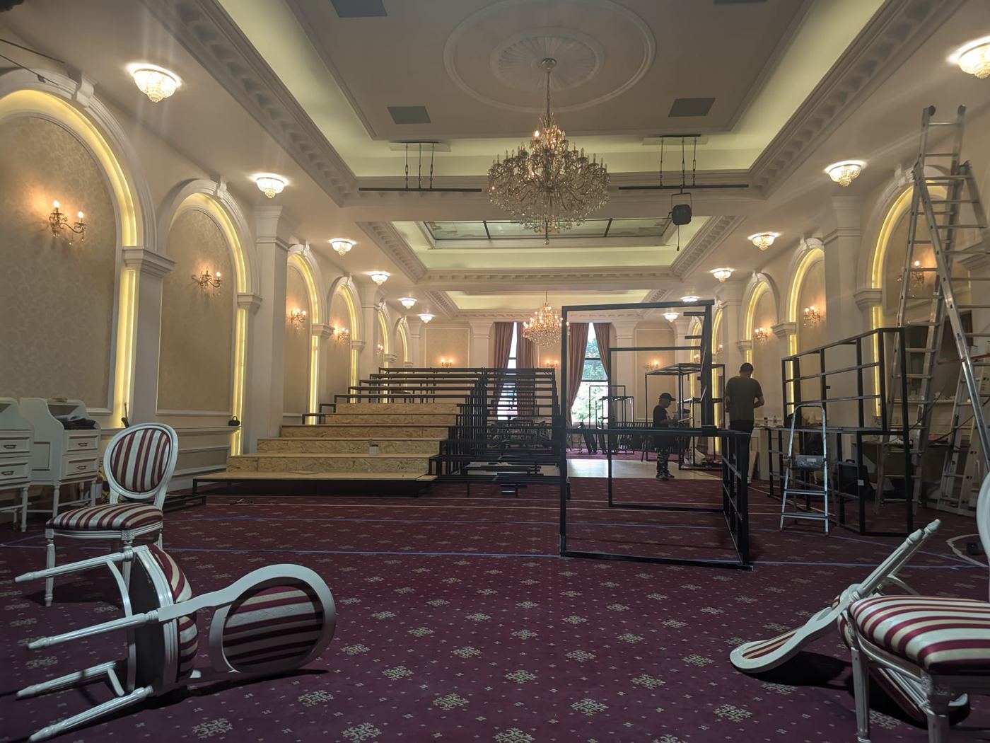 Sala în timpul amenajării, cu tribuna în montare
