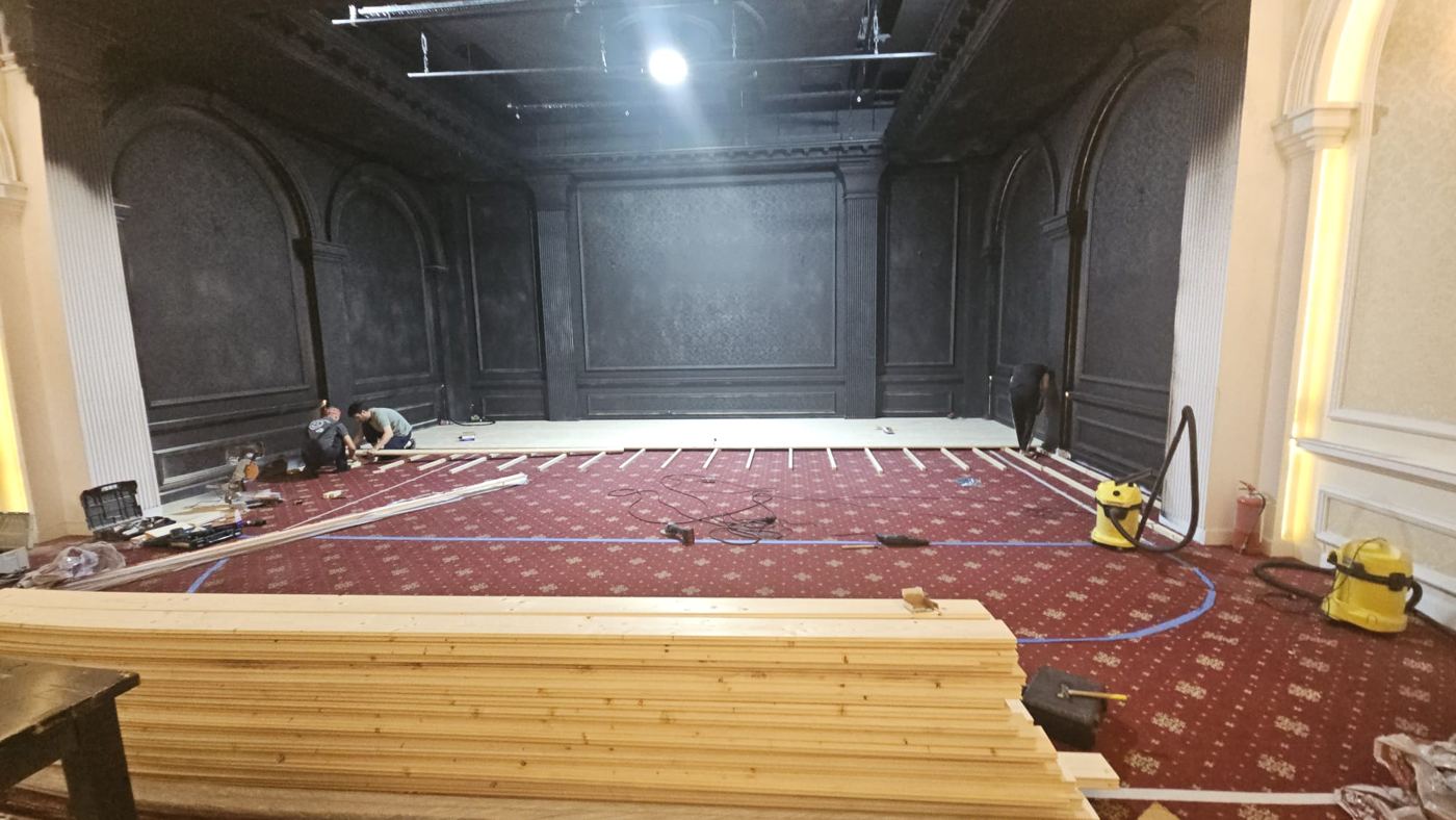 Scena în construcție