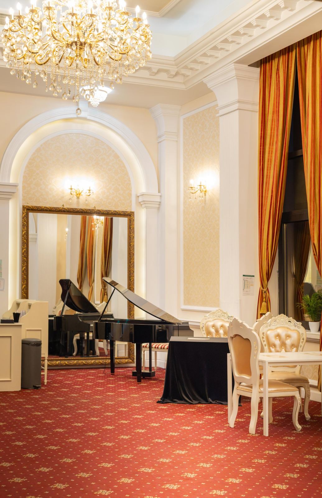 Foaierul Teatrului Metronom, cu pian și oglindă aurită
