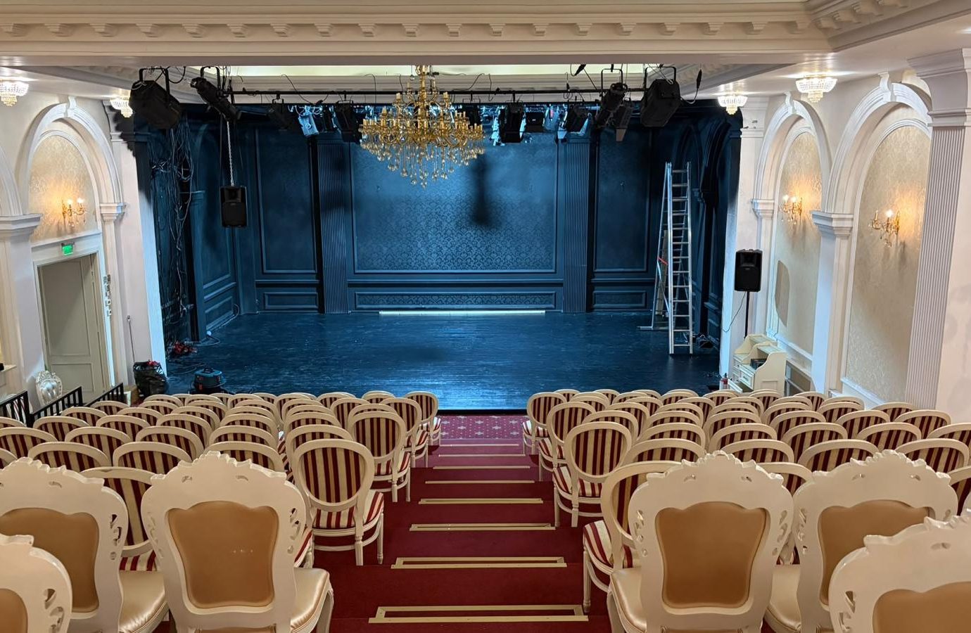 Sala și scena Teatrului Metronom, cu candelabrul aprins